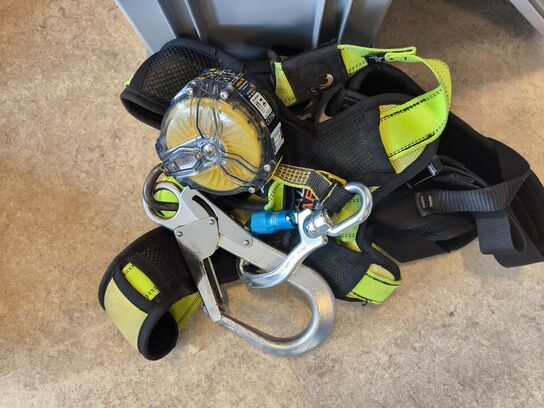 Kasse m. sikringsgrej samt div.