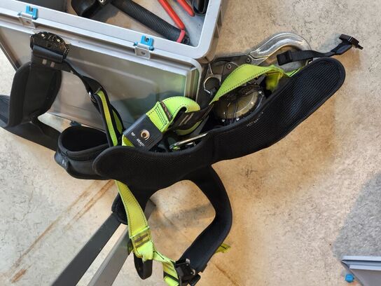 Kasse m. sikringsgrej samt div.