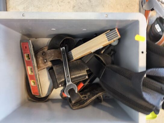 Kasse m. sikringsgrej samt div.