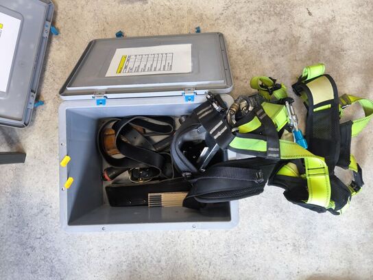 Kasse m. sikringsgrej samt div.