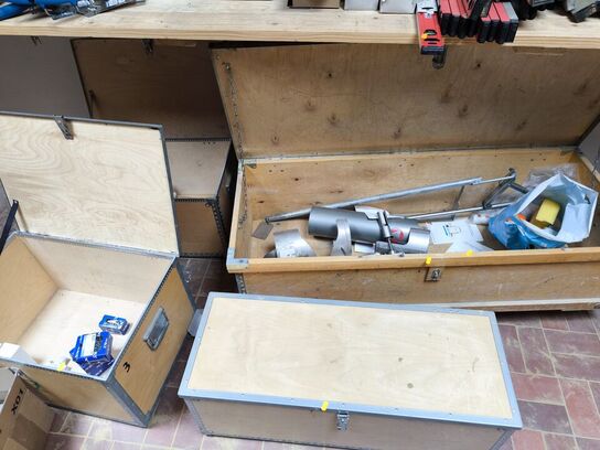 4 stk. værktøjskasser i finér inkl. indhold