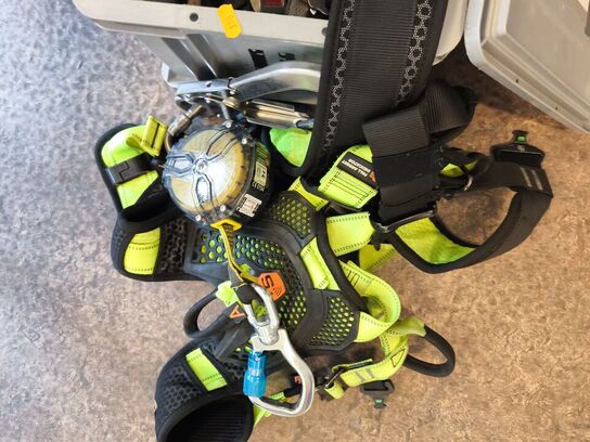 Kasse m. sikringsgrej samt div.