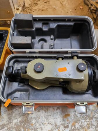 Ældre KERN K-0S teodolit i kasse