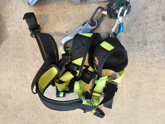 Kasse m. sikringsgrej samt div.