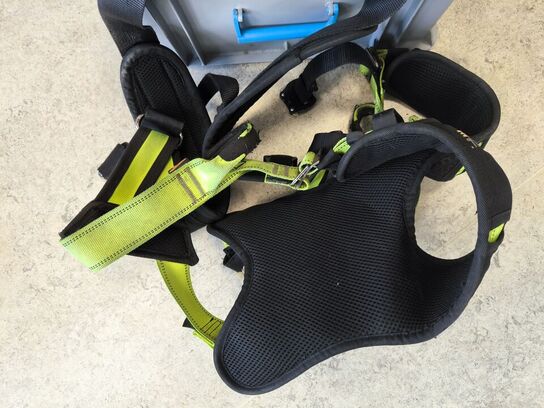 Kasse m. sikringsgrej samt div.