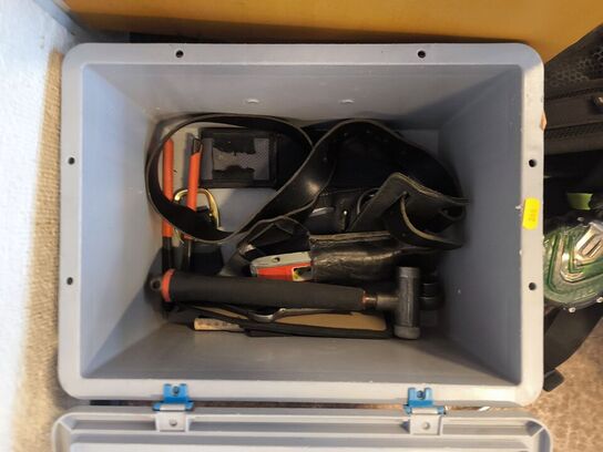 Kasse m. sikringsgrej samt div.