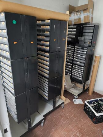 3 stk. komponentskabe m. skuffer på hjul