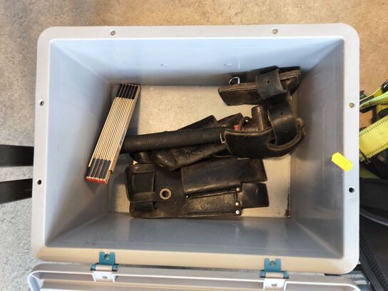 Kasse m. sikringsgrej samt div.