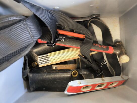 Kasse m. sikringsgrej samt div.