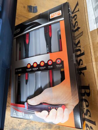 Værktøjskasse inkl. ubrugte elektriker skruetrækkere m.v. (se billeder)