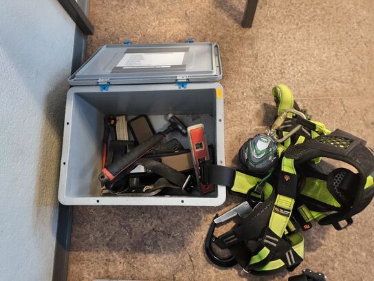 Kasse m. sikringsgrej samt div.