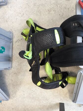 Kasse m. sikringsgrej samt div.