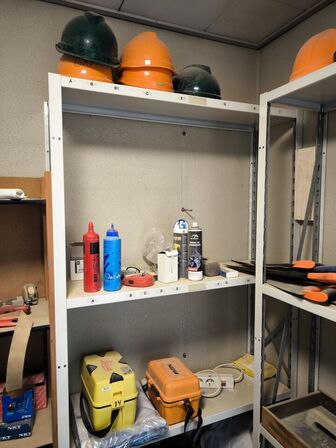 "Tøm rummet" - stålreoler medfølger