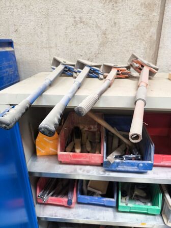 Stålskab BLIKA inkl. indhold