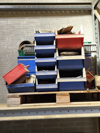 Indhold på reol - afretningsgrej, kasser m.v.