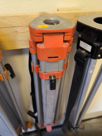 Stativ til nivelleringsapparat