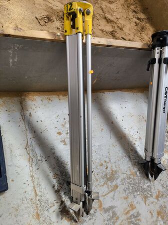 Stativ til nivelleringsapparat