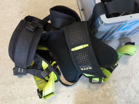 Kasse m. sikringsgrej samt div.