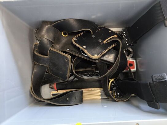 Kasse m. sikringsgrej samt div.