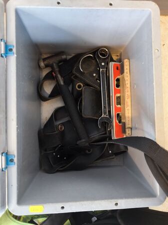 Kasse m. sikringsgrej samt div.