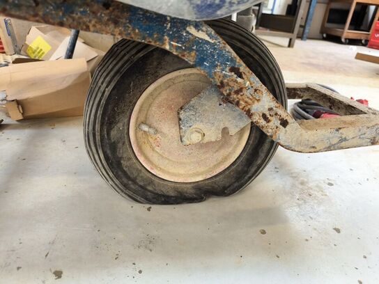 Div. rørspændere m.v. inkl. trillebøre