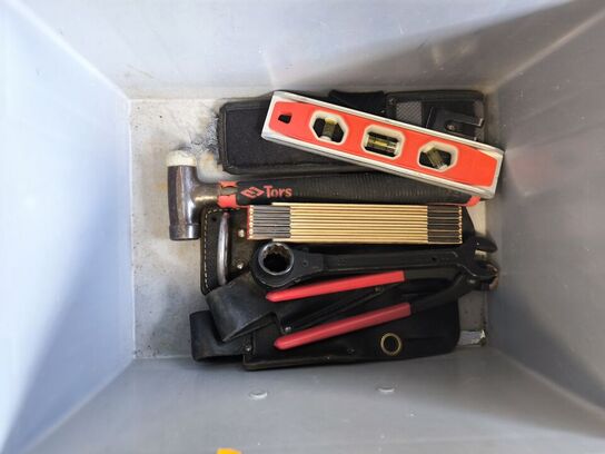 Kasse m. sikringsgrej samt div.