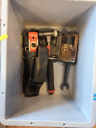 2 kasser m. sikringsgrej samt div.