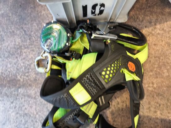 Kasse m. sikringsgrej samt div.