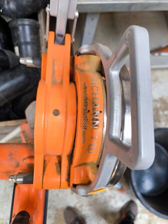 Elektrisk rørskærer MICHANN 110 på stativ, inkl. batteri