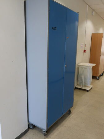 Stålskab på hjul inkl. indhold (løftegrej)