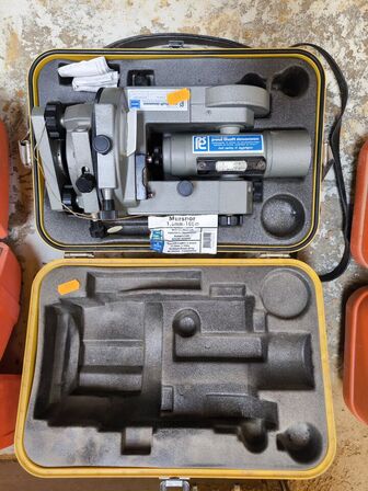 Ældre teodolit i kasse