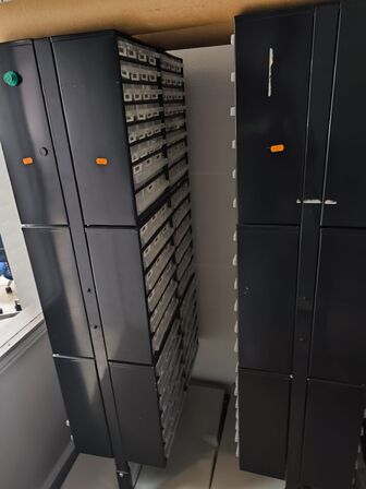 3 stk. komponentskabe m. skuffer på hjul