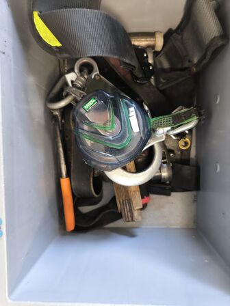 Kasse m. sikringsgrej samt div.