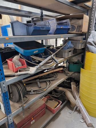 Indhold på reol (højre fag)