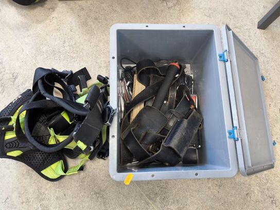 Kasse m. sikringsgrej samt div.