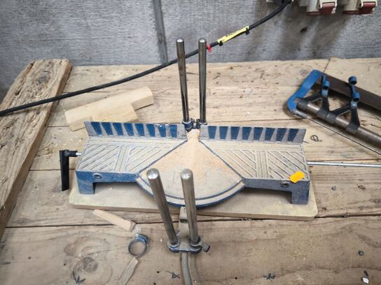 3 stk. arbejdsborde i træ inkl. indhold