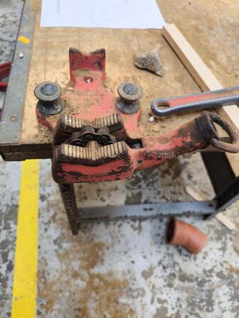 Filebænk m. RIDGID kæberørholder