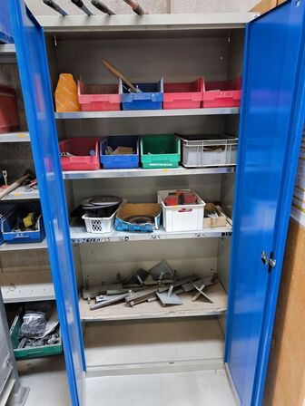 Stålskab BLIKA inkl. indhold