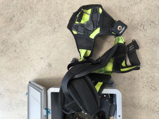 Kasse m. sikringsgrej samt div.