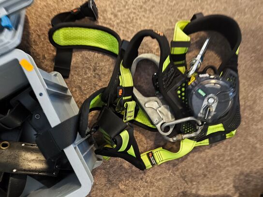 Kasse m. sikringsgrej samt div.