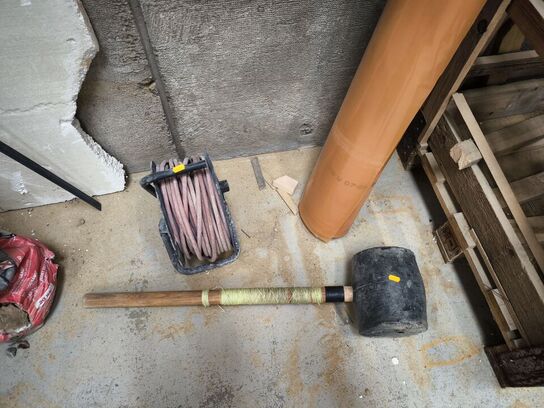 Gummihammer, dampspærre, kabeltrome, træbur m.v.