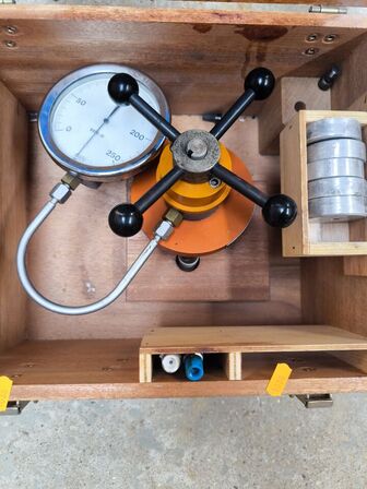 Ukendt apparat, måler i dekanewton