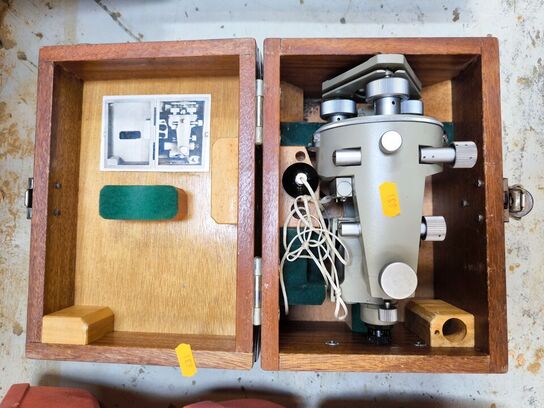 Ældre teodolit i kasse