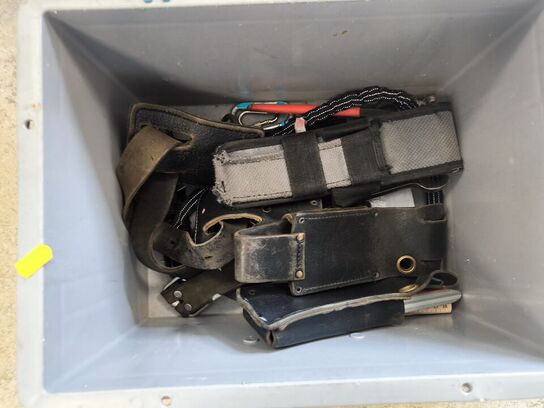 Kasse m. sikringsgrej samt div.