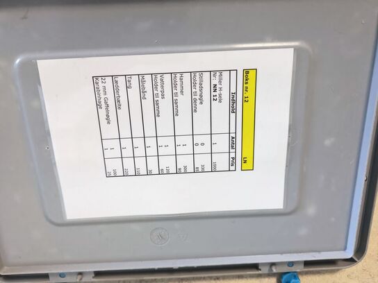 Kasse m. sikringsgrej samt div.