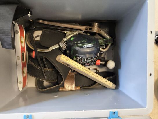 Kasse m. sikringsgrej samt div.