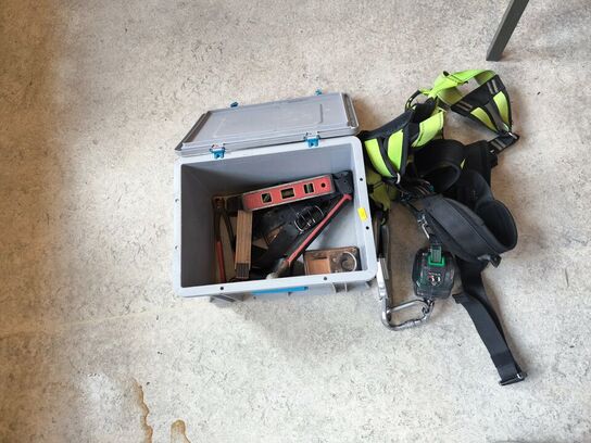 Kasse m. sikringsgrej samt div.