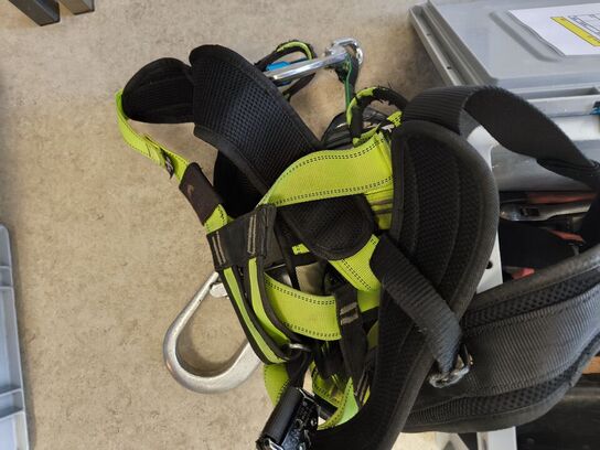 Kasse m. sikringsgrej samt div.