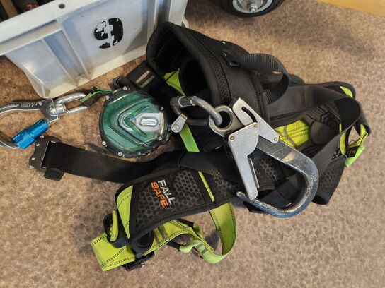 Kasse m. sikringsgrej samt div.