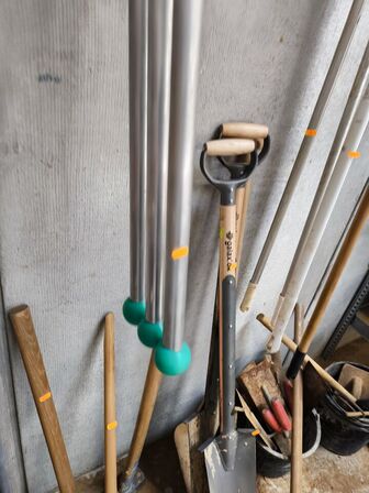 Håndstampere, spader, koste m.v.